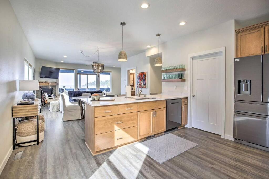 Modern Oregon Retreat W/ Deck, Hot Tub, Ocean View Depoe Bay Dış mekan fotoğraf