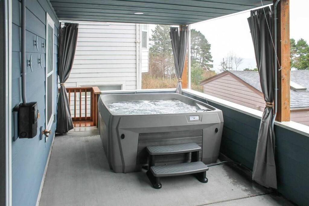 Modern Oregon Retreat W/ Deck, Hot Tub, Ocean View Depoe Bay Dış mekan fotoğraf